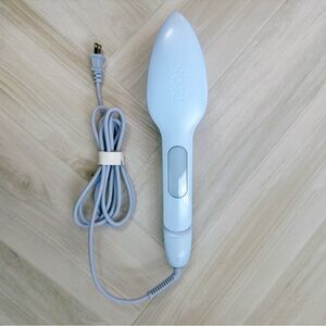 The NORI PRESS Travel Clothes Steamer with 6 fabric settings!